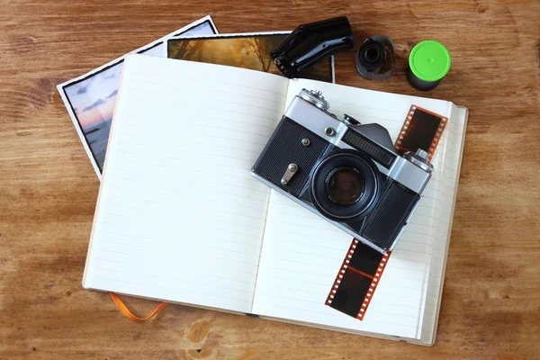 Top view of old vintage camera and pictures over wooden brown background. — Stock Photo, Image