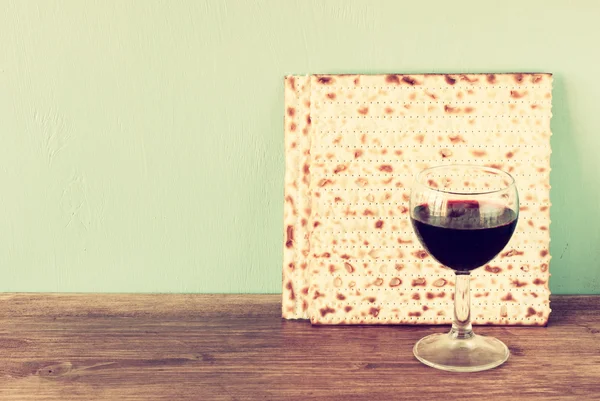 Fondo de la Pascua. vino y matzoh (pan de pascua judío) sobre fondo de madera . — Foto de Stock