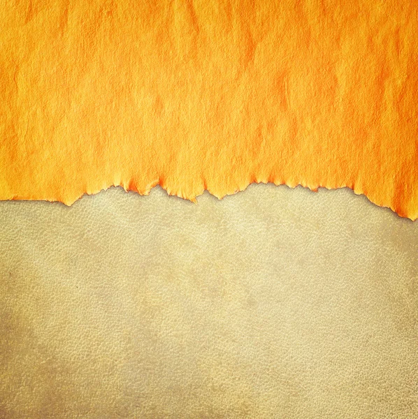 Rozdarty starodawny papieru na skórzane teksturowanej tło — Zdjęcie stockowe
