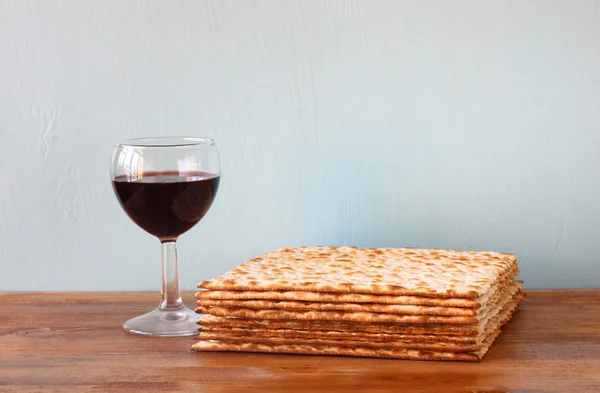 Pascha achtergrond. wijn en matzoh (joodse Pesach brood) over houten achtergrond. — Stockfoto