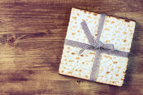 Fondo de la Pascua. vino y matzoh (pan de pascua judío) sobre fondo de madera . — Foto de Stock