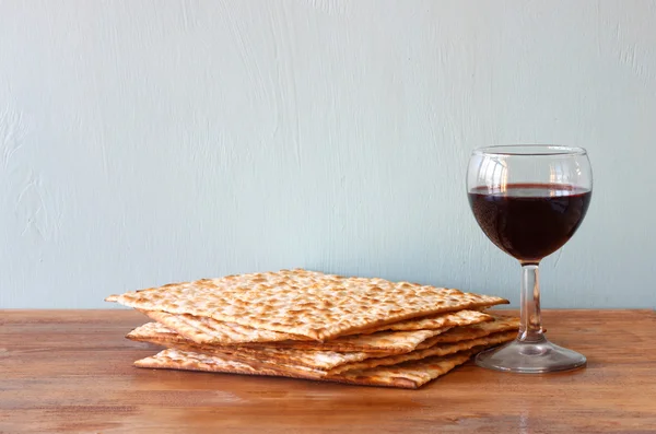 逾越节的背景。酒和 matzoh （犹太逾越节面包） 在木制的背景. — 图库照片