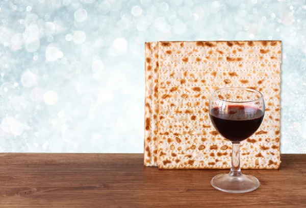 Pascha achtergrond. wijn en matzoh (joodse Pesach brood) over houten achtergrond. glitter-achtergrond. — Stockfoto