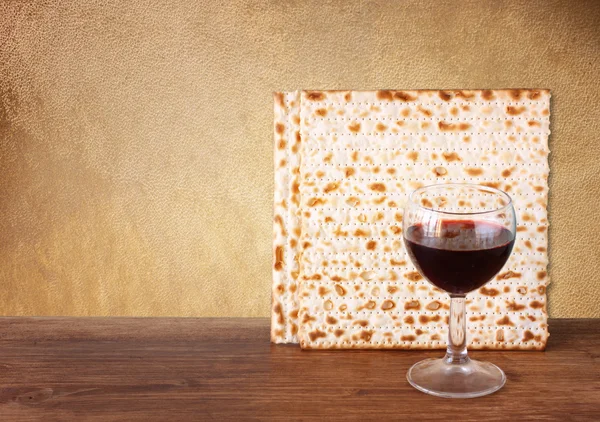 Fondo de la Pascua. vino y matzoh (pan de Pascua judía) sobre fondo de madera. proceso de efecto vintage . —  Fotos de Stock