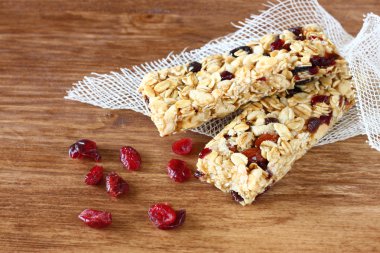 granola bar veya ahşap zemin üzerinde enerji bar