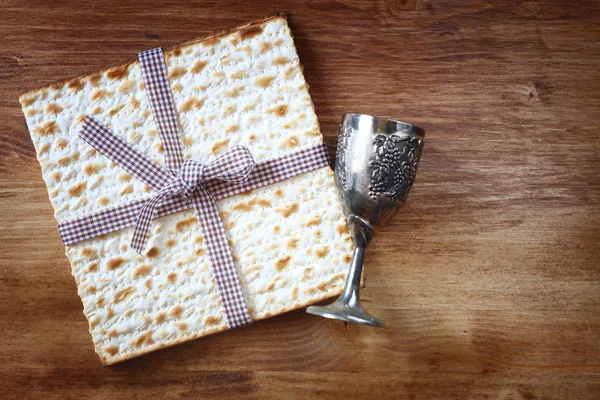 Sfondo pasquale. vino e matzoh (pane pasquale ebraico) su sfondo di legno . — Foto Stock