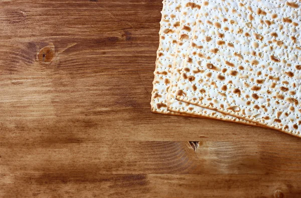 Sfondo pasquale. vino e matzoh (pane pasquale ebraico) su sfondo di legno . — Foto Stock