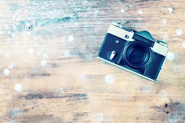 Vintage old camera on brown wooden background. room for text. — Stock Photo, Image