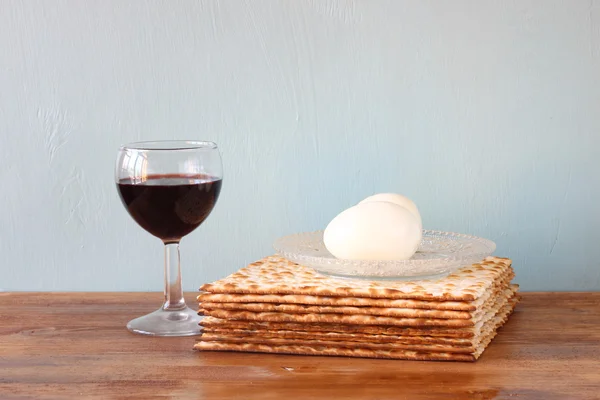 Fond de la Pâque. vin et matzoh (pain pascal juif) sur fond de bois . — Photo