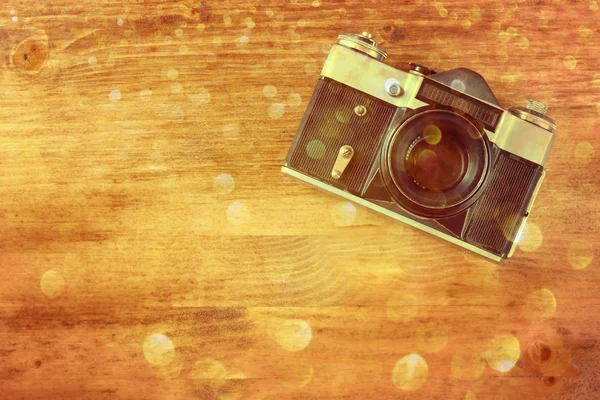 Vintage oude camera op bruin houten achtergrond. ruimte voor tekst. — Stockfoto