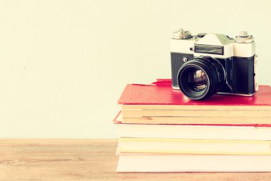 Vintage fotoğraf makinesinde eski kitaplar vintage etkisi