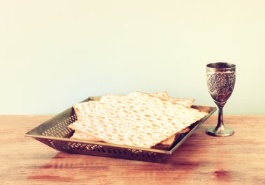 Fısıh arka plan şarap ve matzoh Yahudi Fısıh ekmek üzerine ahşap arka plan
