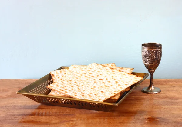 Pessah fond vin et pain de Pâque juive matzoh sur fond en bois — Photo