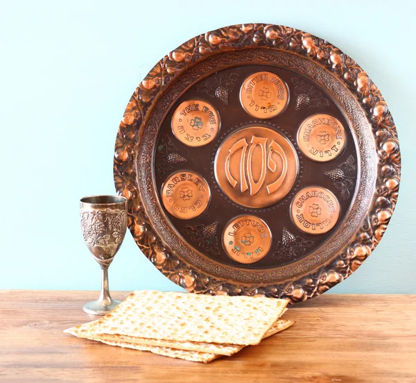 Pascha achtergrond plaat, wijn en matzoh joodse Pesach brood op houten achtergrond — Stockfoto