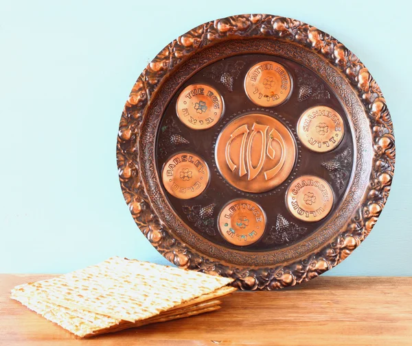 Passover piatto di sfondo e pane pasquale ebraico matzoh su sfondo di legno — Foto Stock