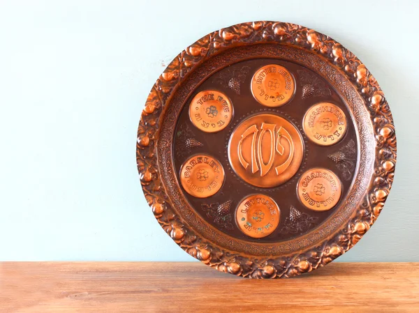 Plato de fondo de Pascua pan de Pascua judía sobre fondo de madera —  Fotos de Stock