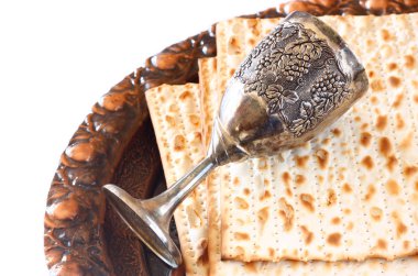 Pascha achtergrond. wijn en matzoh (joodse Pesach brood). geïsoleerd
