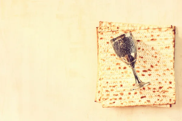 Påsk bakgrund. vin och matzoh (judisk påsk bröd) — Stockfoto