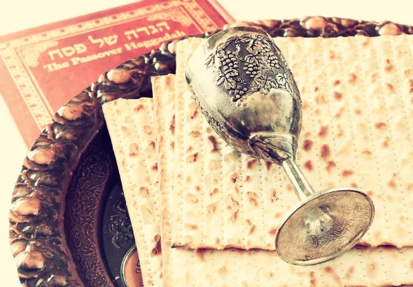 Antecedentes da Páscoa. vinho e matzoh (pão de Páscoa judaica). isolado — Fotografia de Stock