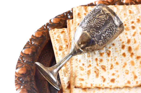 逾越节的背景。酒和 matzoh （犹太逾越节面包）。孤立 — 图库照片
