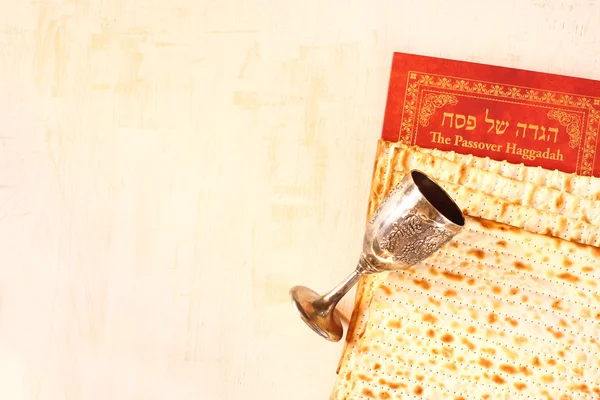 Pascha achtergrond. wijn en matzoh (joodse Pesach brood) — Stockfoto