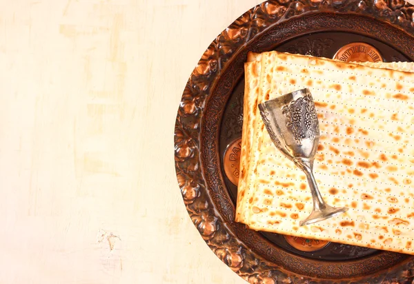 Påsk bakgrund. vin och matzoh (judisk påsk bröd) — Stockfoto