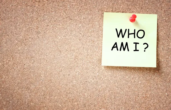 Sticky pinned to corkboard with the phrase who am i? . room for text. — Stock Photo, Image