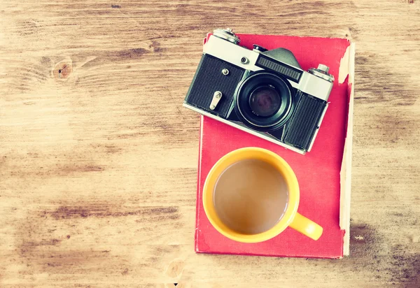 Üst görüntüleme eski kamera fincan kahve ve kitap — Stok fotoğraf