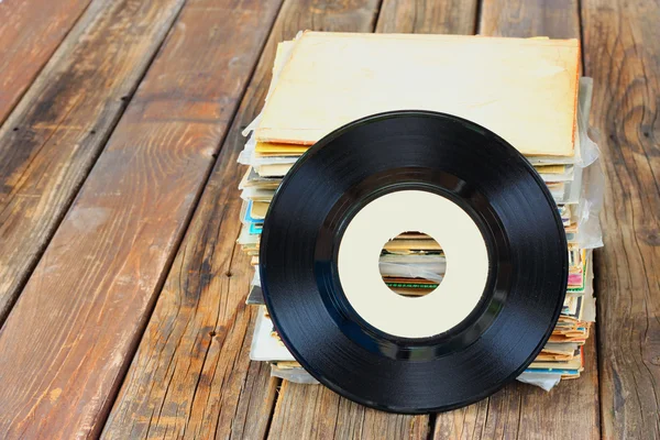 Oude record met stack — Stockfoto
