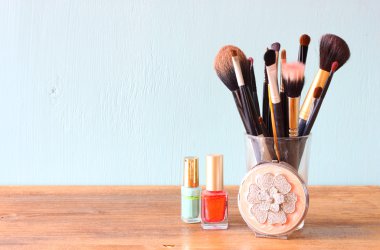 ahşap masa üzerinde fırça yapmak