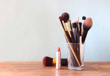 ahşap masa üzerinde fırça yapmak