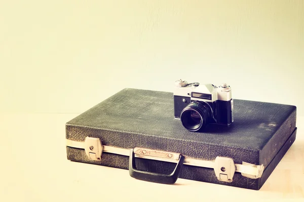 Briefcase and old camera — Stock Photo, Image