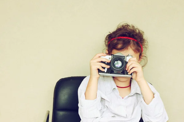 Kid holding old camera. — Stock Photo, Image