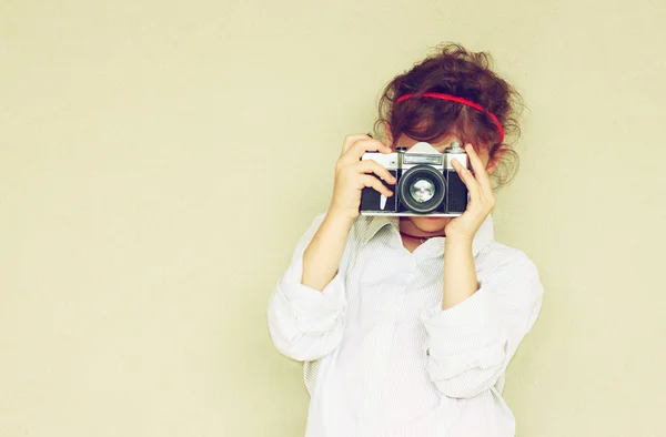 Kid bedrijf oude camera. — Stockfoto