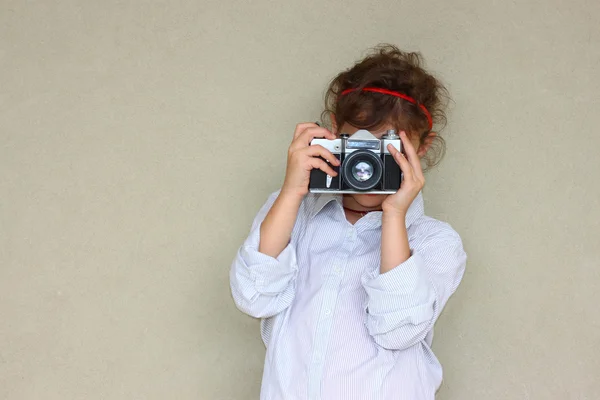 Kid holding old camera. — Stock Photo, Image