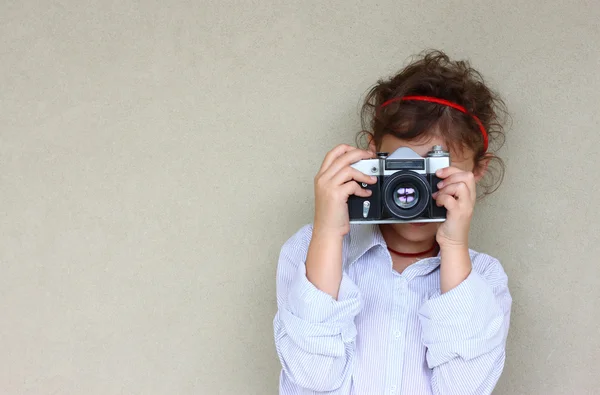 Kid holding old camera. — Stock Photo, Image