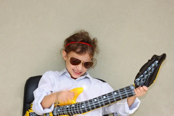 Kid met speelgoed gitaar — Stockfoto