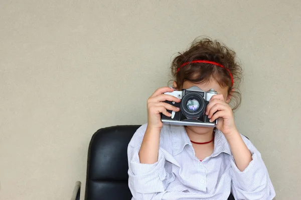 Çocuk holding eski fotoğraf makinesi. — Stok fotoğraf