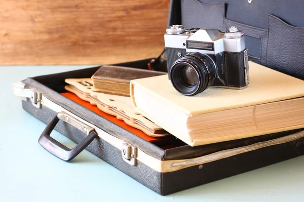 Περίπτωση, με βιβλία, φωτογραφική μηχανή — Φωτογραφία Αρχείου