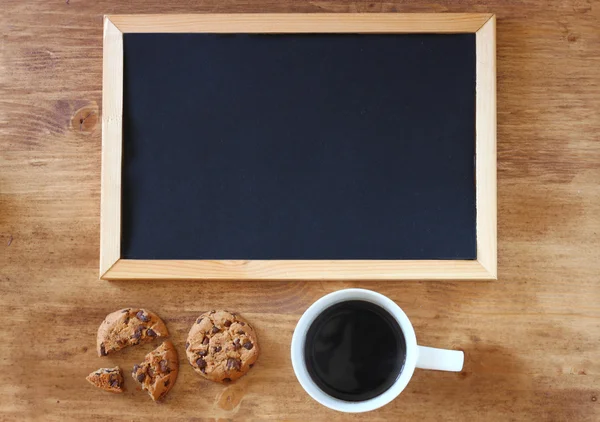 Empty blackboard with cup — Stock Photo, Image