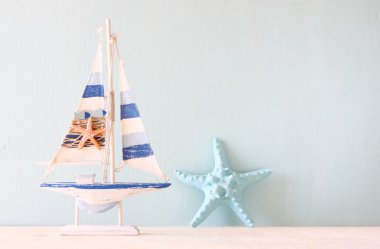 ahşap gemi oyuncak model ve deniz yıldızı