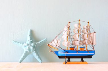 ahşap gemi oyuncak model ve deniz yıldızı