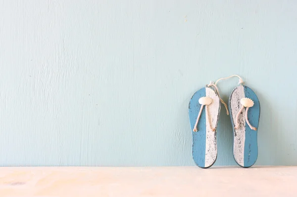 Modré a bílé pantofle — Stock fotografie
