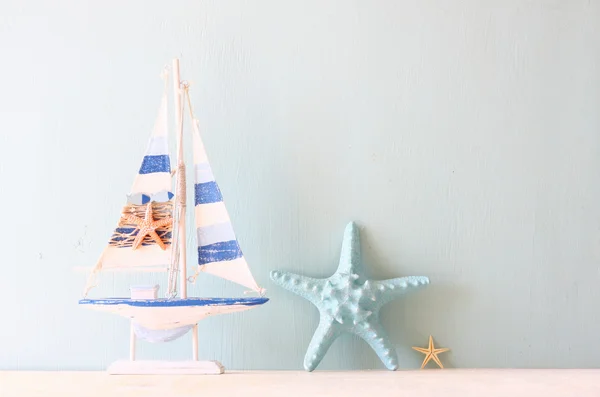 Modelo de brinquedo de navio de madeira e estrelas do mar — Fotografia de Stock