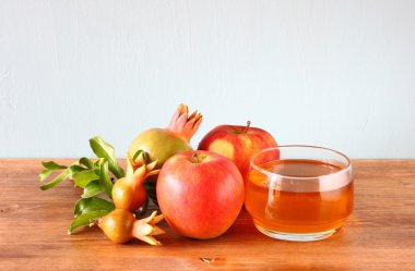 elma bal ve ahşap masa üzerine nar.