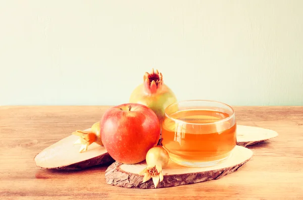 Apfelhonig und Granatapfel über Holztisch. — Stockfoto