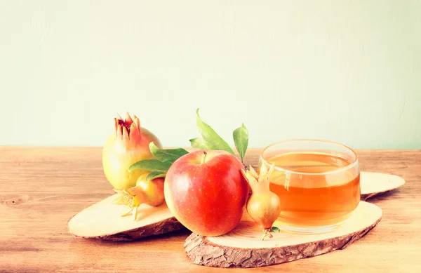 Miel de manzana y granada sobre mesa de madera . — Foto de Stock