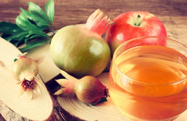 Äpple honung och granatäpple över träbord. — Stockfoto