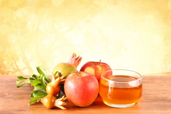 Äpple honung och granatäpple över träbord. — Stockfoto