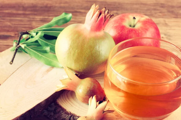 Μέλι μήλο και ρόδι πάνω από το ξύλινο τραπέζι. — Φωτογραφία Αρχείου